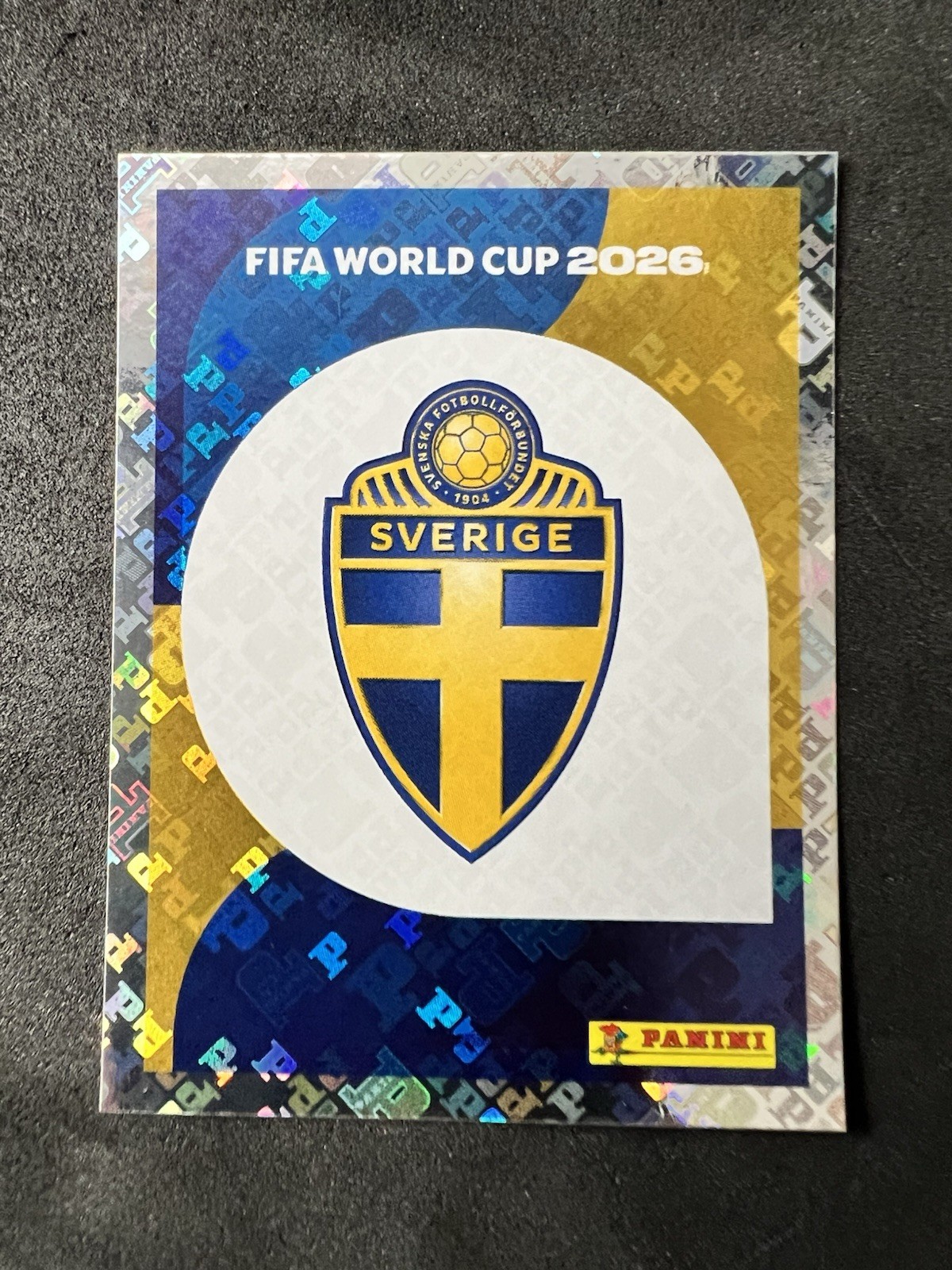 Panini FIFA 2026 World Cup Sweden Team Badge Crest Holo Foil Sticker #SWE 1