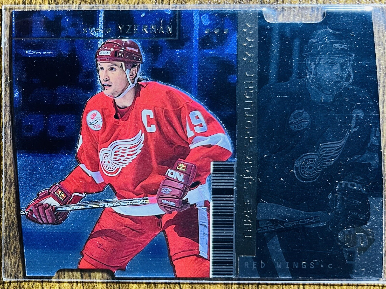 1998-99 UPPER DECK UD3 THREE STAR SPOTLIGHT #120 STEVE YZERMAN DIE-CUT 0516/1000