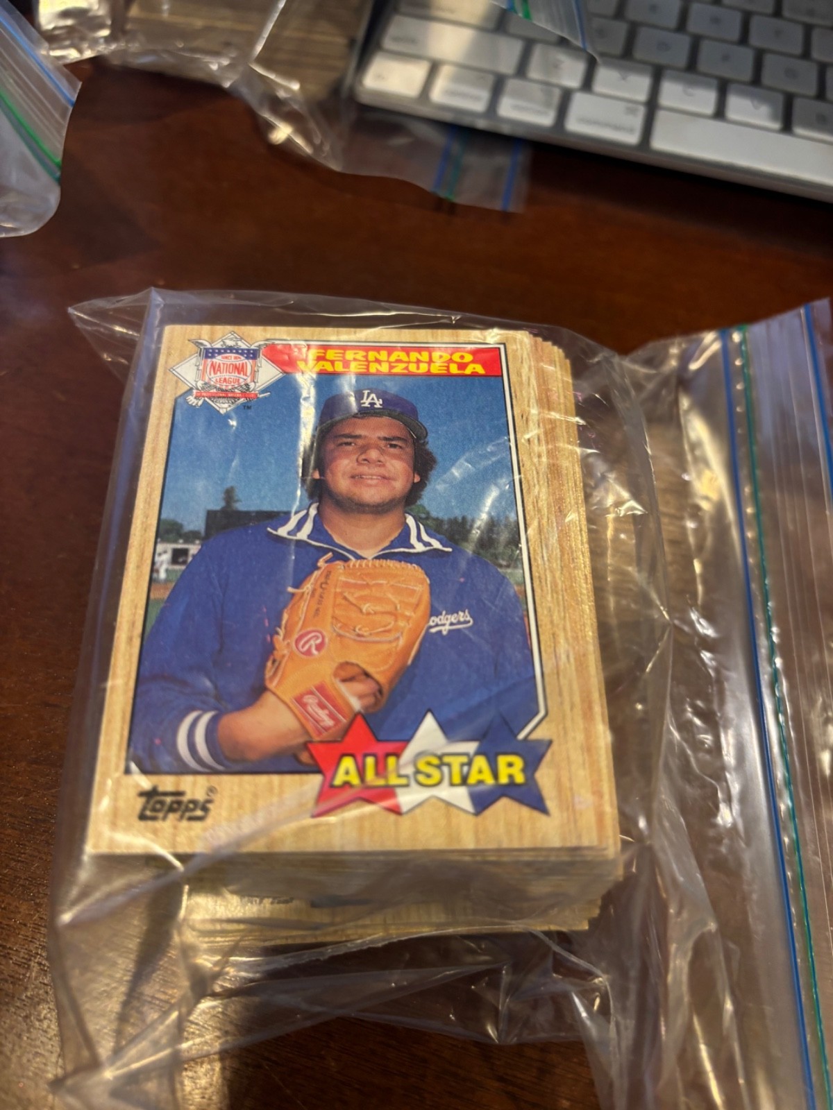 Various Bundles of 100 TOPPS 1987 Baseball Cards