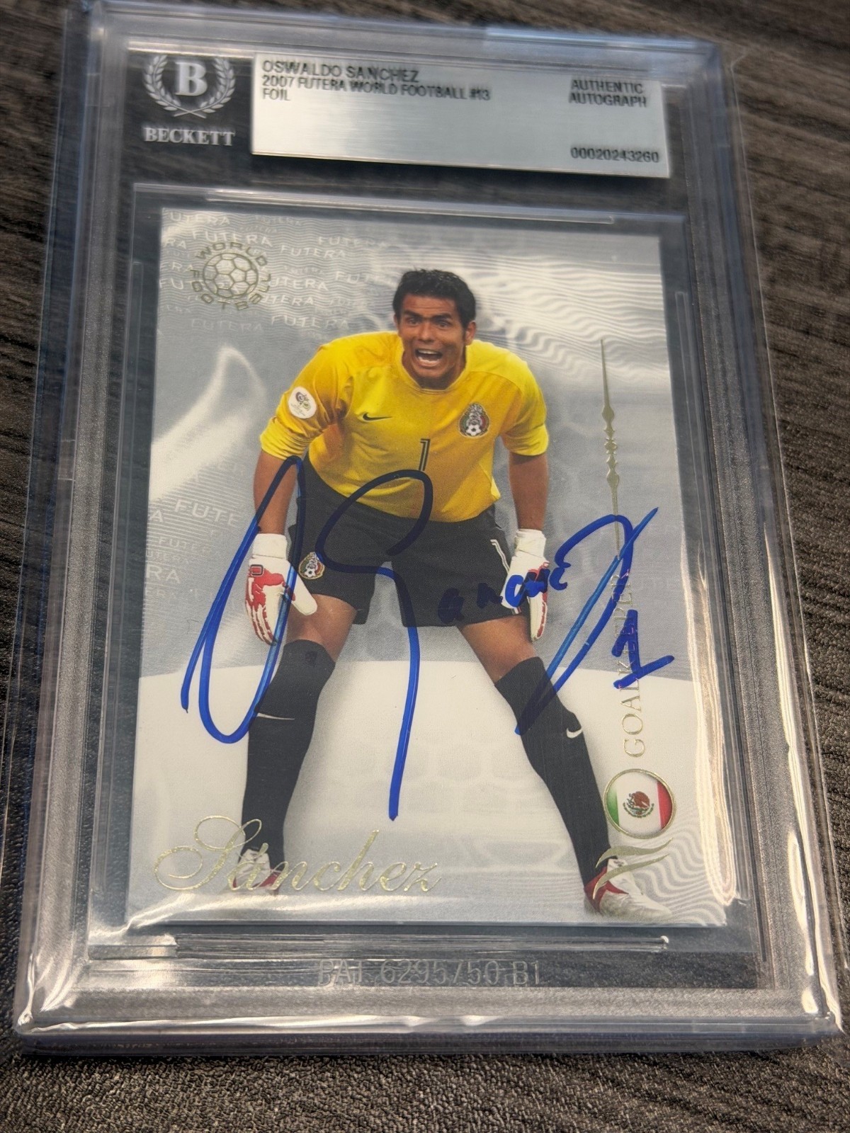 2007 FUTERA WORLD FOOTBALL – OSWALDO SANCHEZ – SIGNED BECKETT AUTHENTIC AUTO