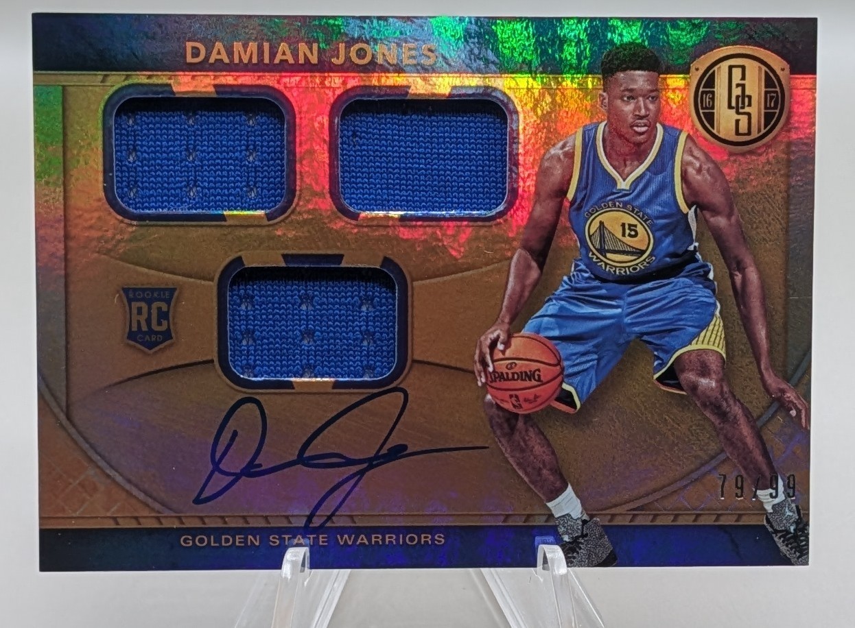 2016-17 Panini Gold Standard – Rookie Jersey Autographs Triple Damian Jones /99