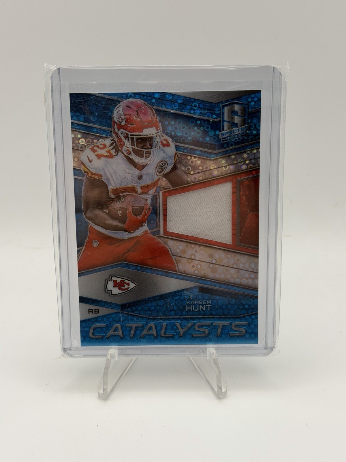 2018 Panini Spectra Catalysts Neon Blue Prizm /99 Kareem Hunt #14