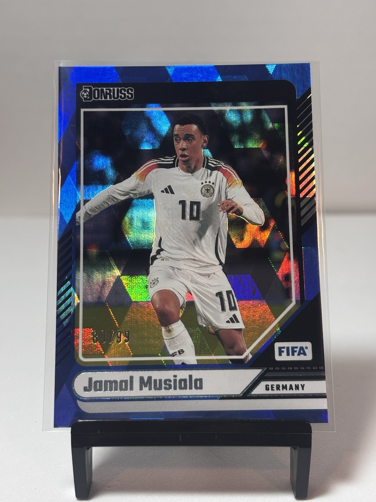 Jamal Musiala 2024-25 Donruss FIFA Blue Cubic /99 – Bayern Munich & Germany