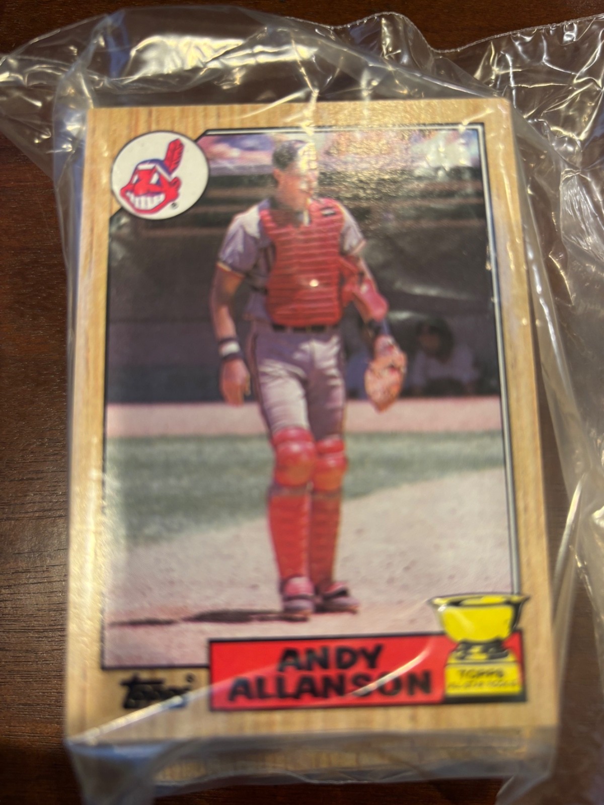 Various Bundles of 100 TOPPS 1987 Baseball Cards