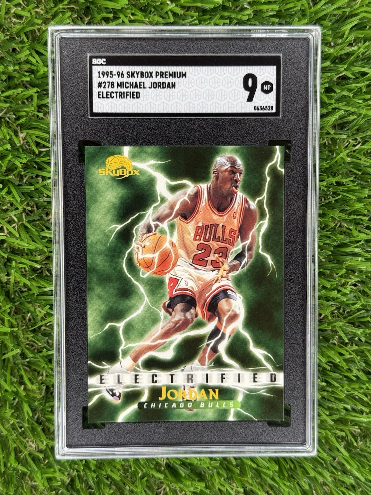1995-96 Skybox Premium – Electrified Michael Jordan #278 – SGC 9