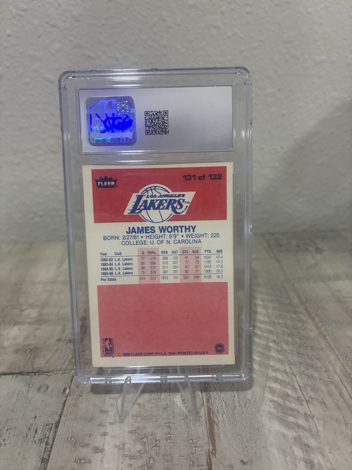 1986 Fleer Basketball #131 : James Worthy – CGC 7.5 (NM+) – Lakers HOF RC
