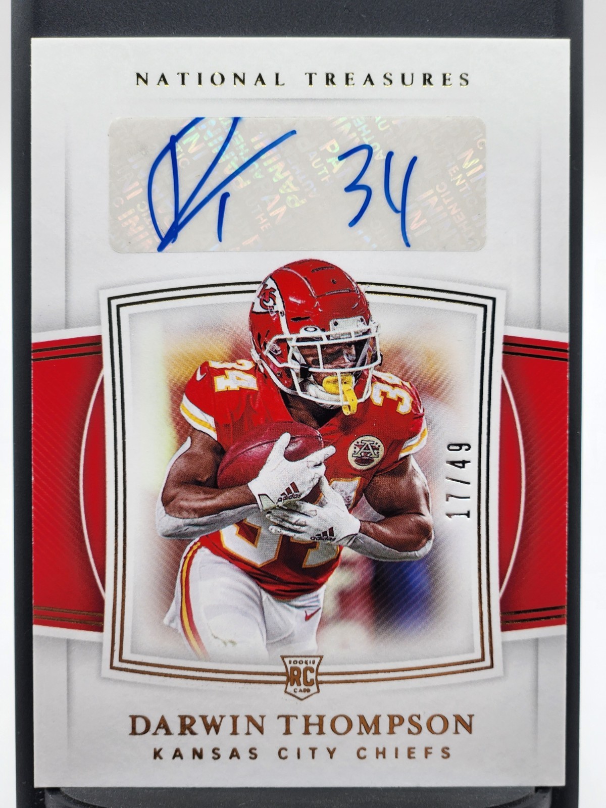 2019 Panini National Treasures – Rookie Signatures Darwin Thompson #118 Gold /49