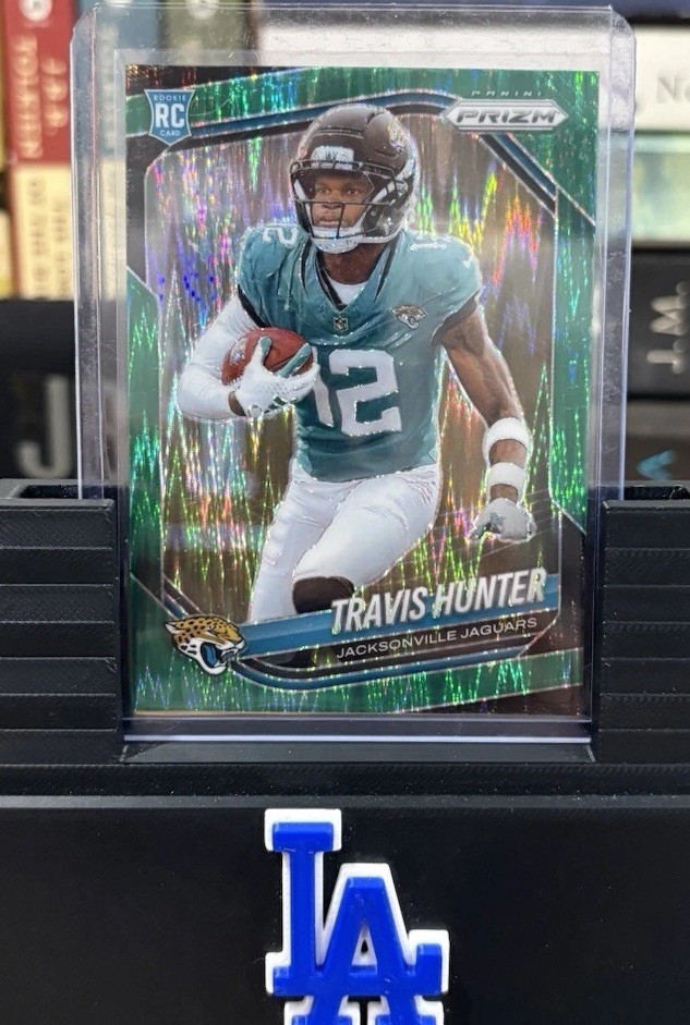 Travis Hunter – Rookie Signatures, Revolutionary Rookies /30 SSP, Green Flash RC