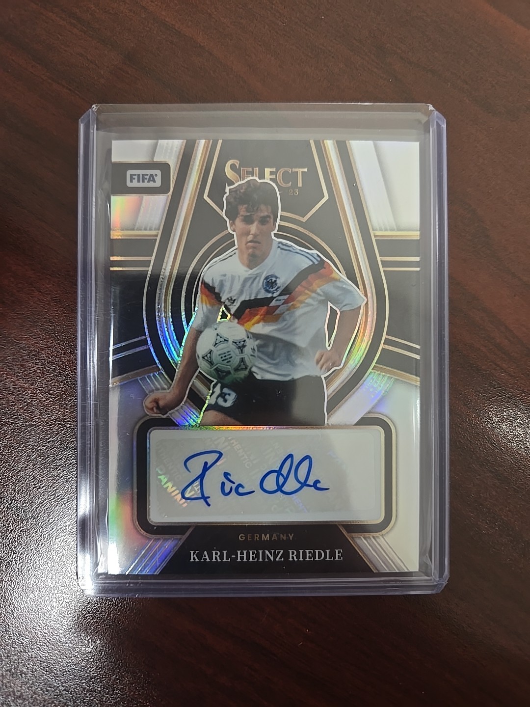 2022-23 Panini Select FIFA – Select Signatures Karl-Heinz Riedle #SS-KHE (AU)