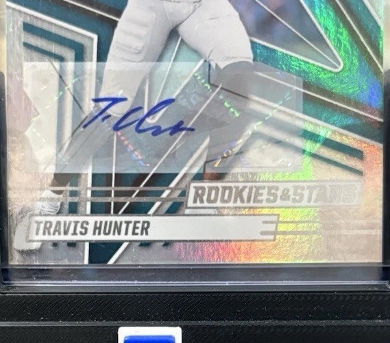 Travis Hunter – Rookie Signatures, Revolutionary Rookies /30 SSP, Green Flash RC