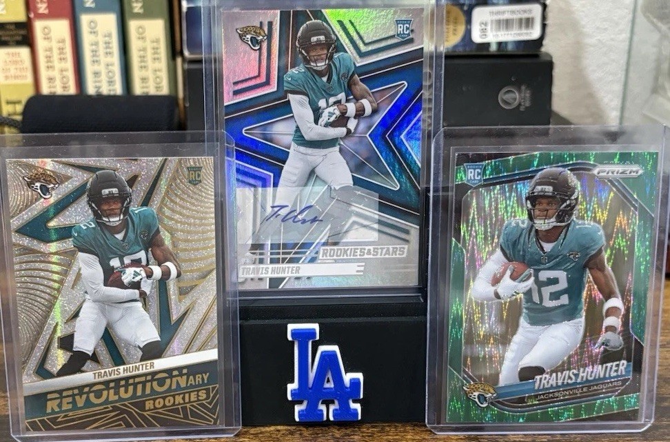 Travis Hunter – Rookie Signatures, Revolutionary Rookies /30 SSP, Green Flash RC