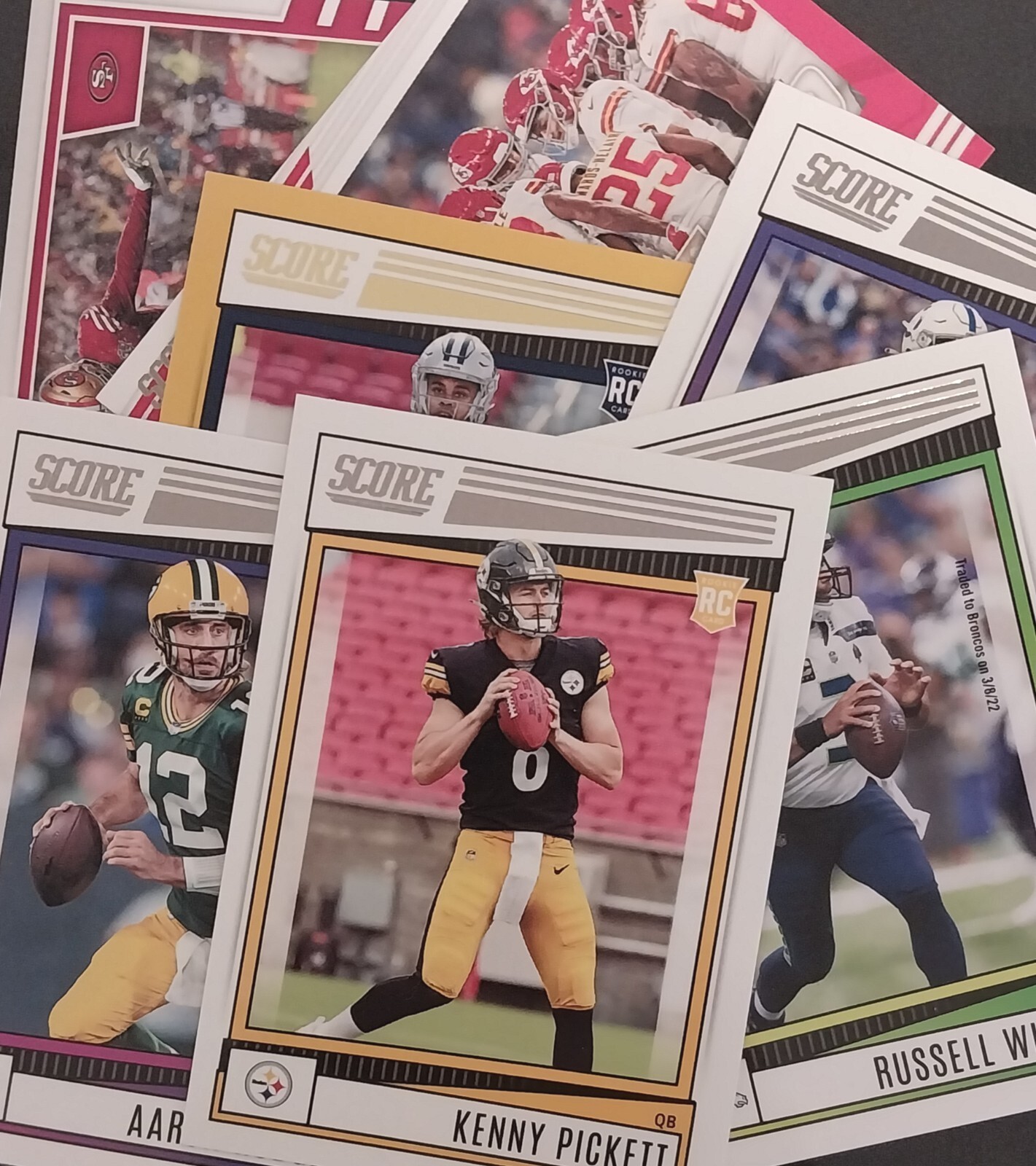 2022 SCORE FOOTBALL – ROOKIES – HOF – STARS – GOLD – HUDDLE UP – CELEBRATION – S