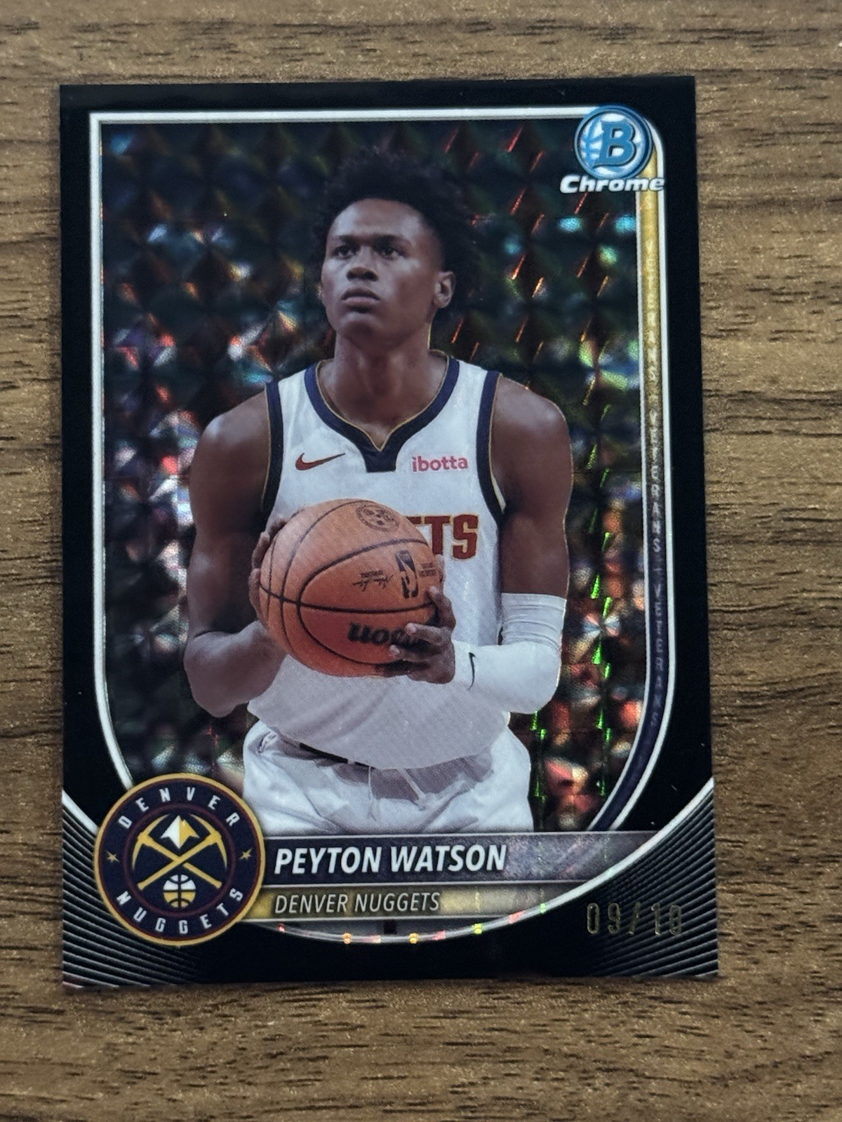 Peyton Watson Black Geometric Refractor /10 – 2025 Bowman Chrome Denver Nuggets