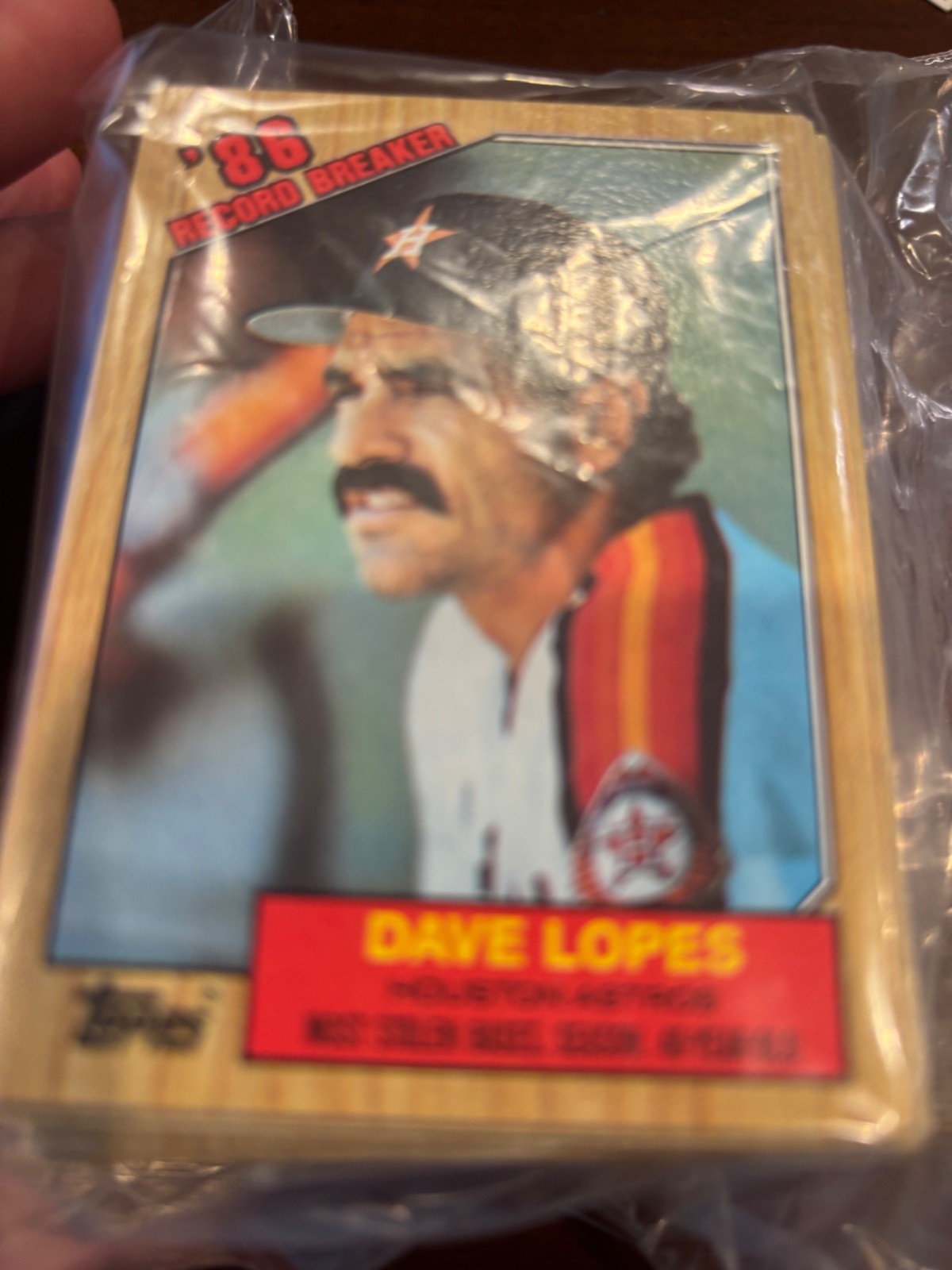 Various Bundles of 100 TOPPS 1987 Baseball Cards