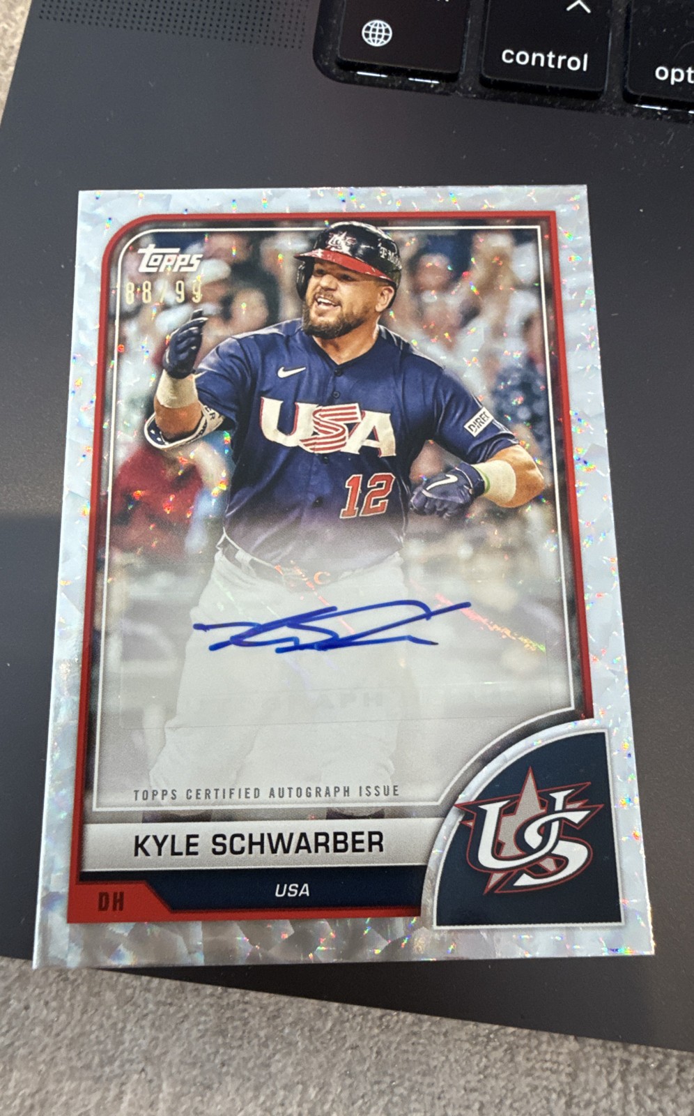 2023 Topps World Baseball Classic – Auto Kyle Schwarber #AV-KS Cracked Ice 88/99
