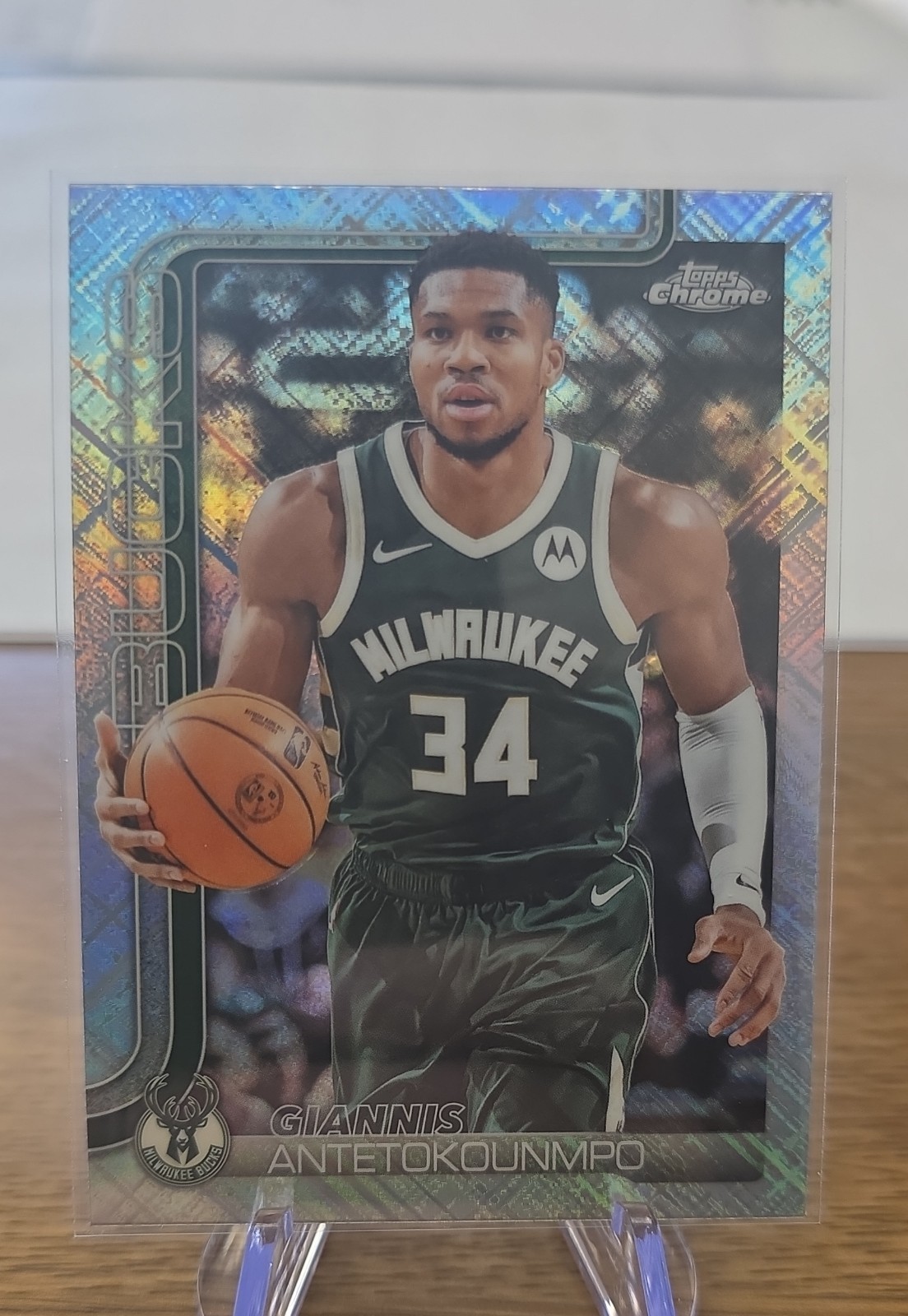 2025-26 Topps Chrome – Giannis Antetokounmpo #137 Skylight Refractor