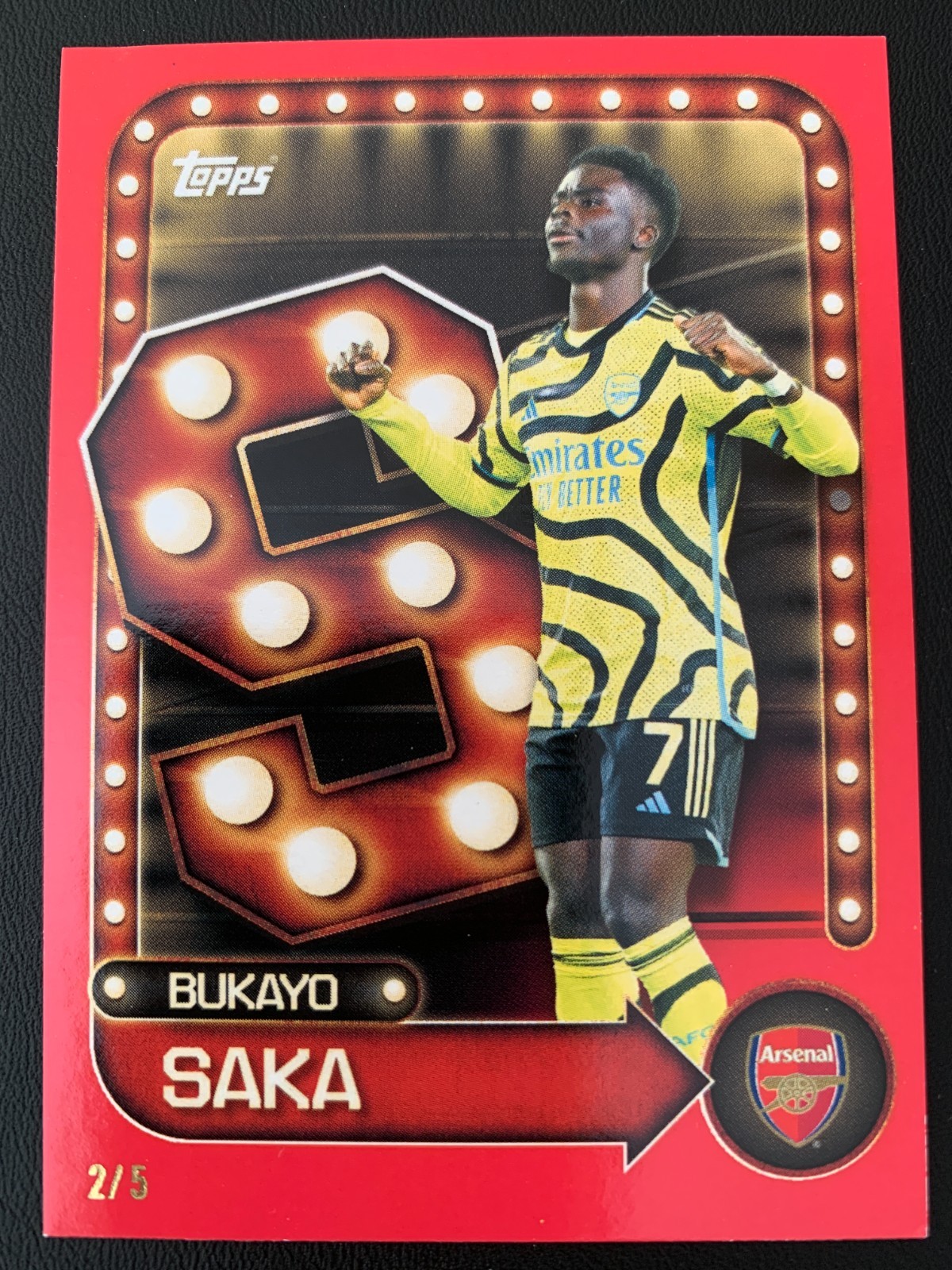 2025-26 Topps Arsenal Collector Tin Name in Lights Red Bukayo Saka ed/5
