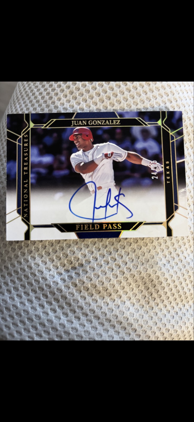 2022 Panini National Treasures – Field Pass Signatures Juan González #FP-JG Holo
