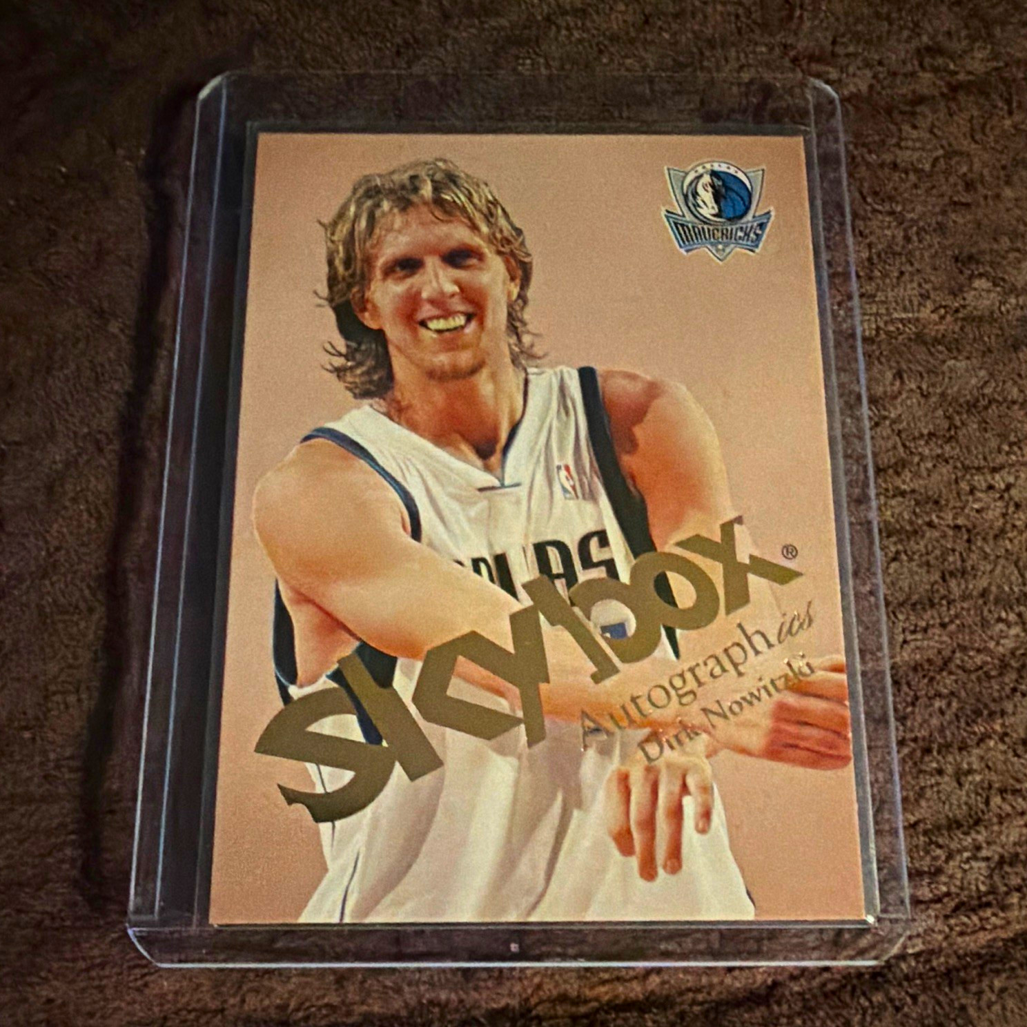 Fleer/SkyBox 2003-04 Skybox Autographics – Dirk Nowitzki #21 Mavericks