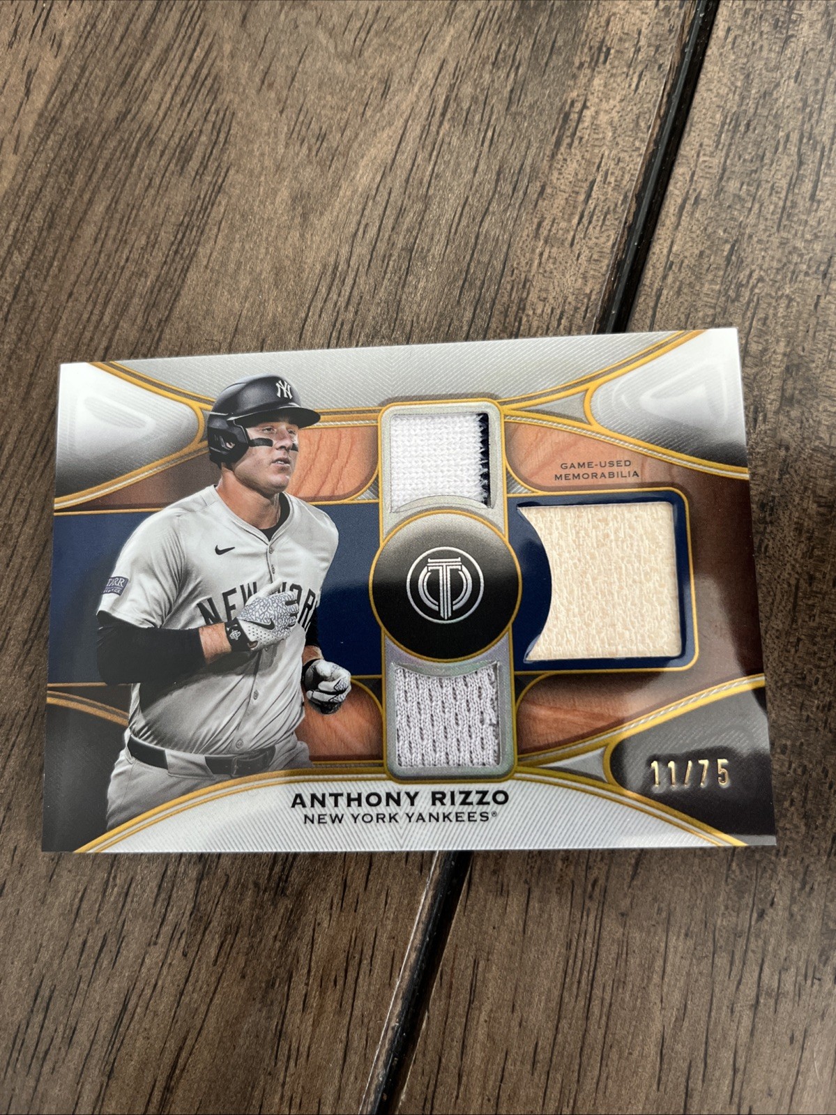 2025 Topps Tribute – Triple Relics Anthony Rizzo #TTR-ARI Gold /75 (MEM)