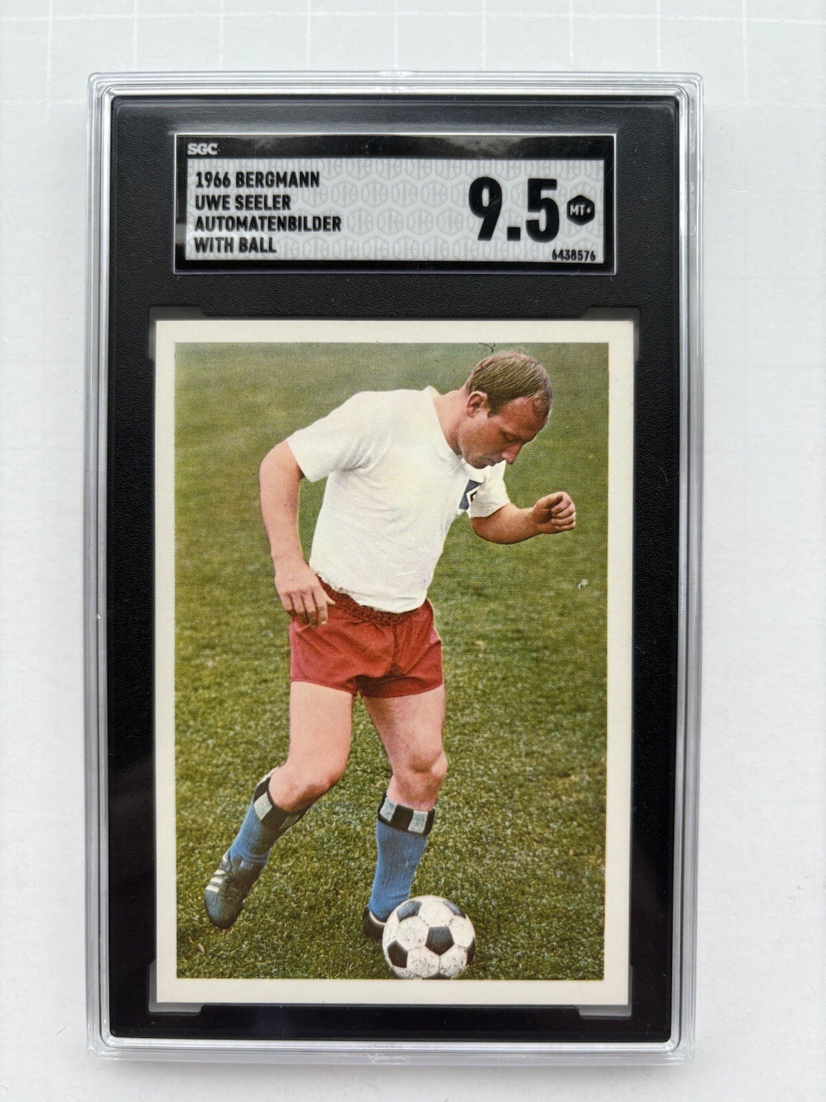 1966 Uwe Seeler Bergmann Automatenbilder Fußball Bundesliga w/ball SGC 9.5